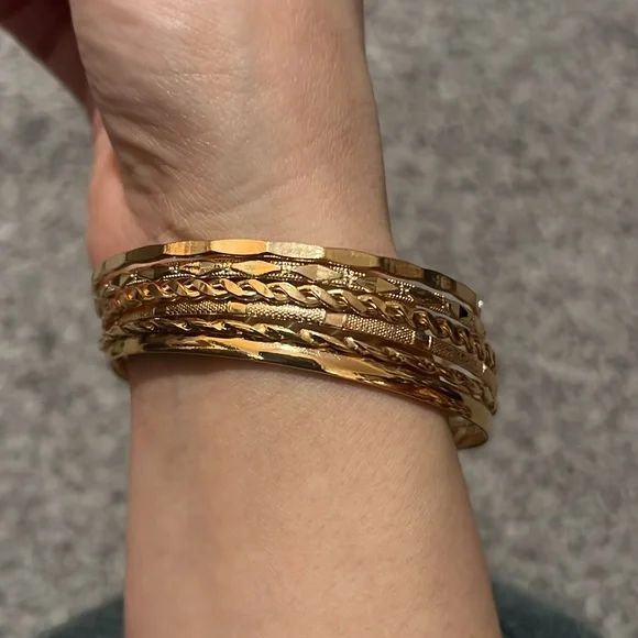 Set of 6 gold bangles costume jewelery - Picture 2 of 2
